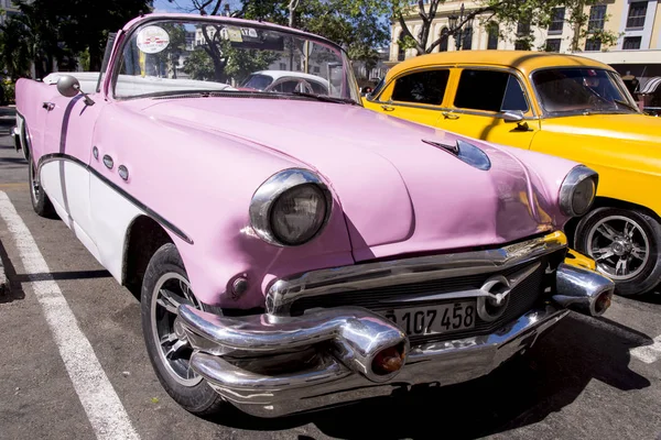 Süslü eski arabalar - Editöryel görüntü - Havana, Küba. Renkli klasik 1950'li yıllarda otomobil. Havana, Küba'da 30 Ekim 2018 fotoğraf