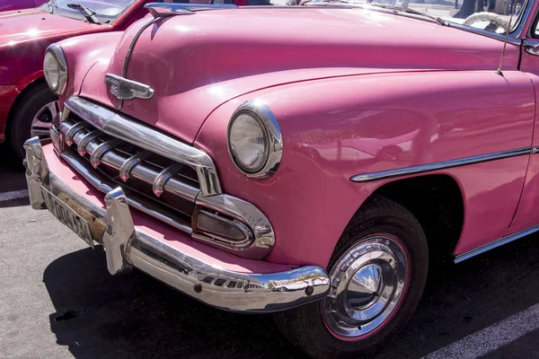 Süslü eski arabalar - Editöryel görüntü - Havana, Küba. Renkli klasik 1950'li yıllarda otomobil. Havana, Küba'da 30 Ekim 2018 fotoğraf