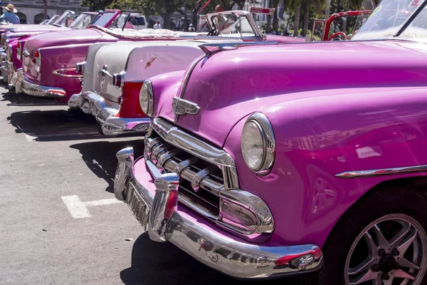 Süslü eski arabalar - Editöryel görüntü - Havana, Küba. Renkli klasik 1950'li yıllarda otomobil. Havana, Küba'da 30 Ekim 2018 fotoğraf