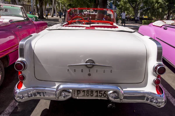 Süslü eski arabalar - Editöryel görüntü - Havana, Küba. Renkli klasik 1950'li yıllarda otomobil. Havana, Küba'da 30 Ekim 2018 fotoğraf