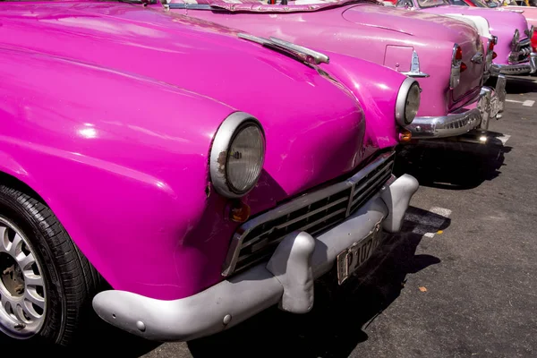 Süslü eski arabalar - Editöryel görüntü - Havana, Küba. Renkli klasik 1950'li yıllarda otomobil. Havana, Küba'da 30 Ekim 2018 fotoğraf