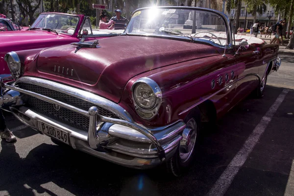 Süslü eski arabalar - Editöryel görüntü - Havana, Küba. Renkli klasik 1950'li yıllarda otomobil. Havana, Küba'da 30 Ekim 2018 fotoğraf
