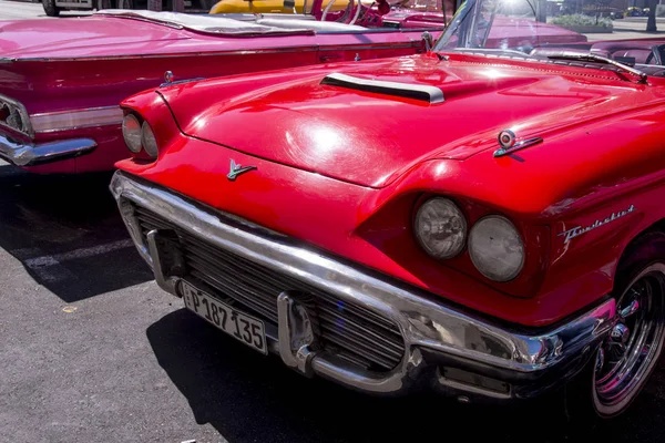 Schicke Alte Autos Bild Der Redaktion Havana Kuba Bunte Oldtimer — Stockfoto
