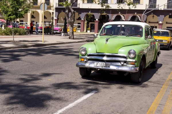 花哨的旧车 编辑形象 哈瓦那 五颜六色的经典1950年的汽车 2018年10月30日在古巴哈瓦那拍摄的照片 — 图库照片