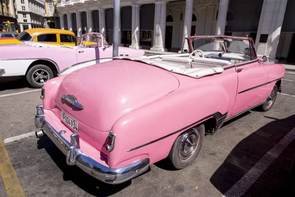 Süslü eski arabalar - Editöryel görüntü - Havana, Küba. Renkli klasik 1950'li yıllarda otomobil. Havana, Küba'da 30 Ekim 2018 fotoğraf
