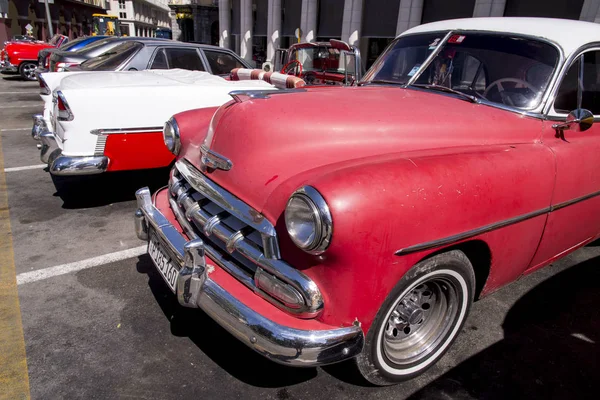Süslü eski arabalar - Editöryel görüntü - Havana, Küba. Renkli klasik 1950'li yıllarda otomobil. Havana, Küba'da 30 Ekim 2018 fotoğraf