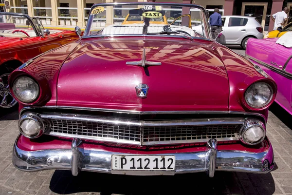 Süslü eski arabalar - Editöryel görüntü - Havana, Küba. Renkli klasik 1950'li yıllarda otomobil. Havana, Küba'da 30 Ekim 2018 fotoğraf