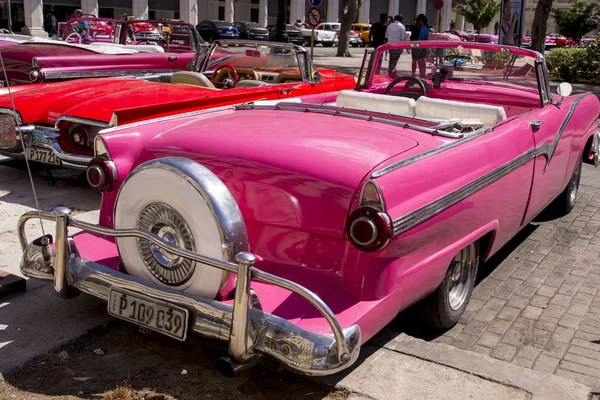 派手な旧車 エディトリアル画像 ハバナ キューバ カラフルな古典的な 1950 年代車 2018 日ハバナ キューバでの撮影 ロイヤリティフリーのストック写真