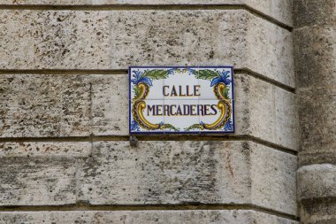 Calle Mercaderes kiremit sokak tabelası, eski Havana (La Habana Vieja), Küba, Karayip Denizi, Orta Amerika. Ekim 2018 30 üzerinde çekilen fotoğraf