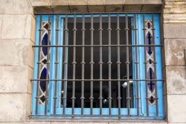 Mavi pencere ve eski şehir Havana, Küba'ya taş duvar. Ekim 2018 30 üzerinde çekilen fotoğraf