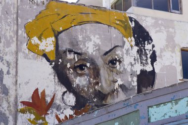 Küba, Havana, La Havana Vieja bölgesi Unesco 'nun Dünya Mirası sınıflandırılmış, fresk ve karakter olan Graffiti' nin ön yüzü. Fotoğraf 30 Ekim 2018 'de çekildi.