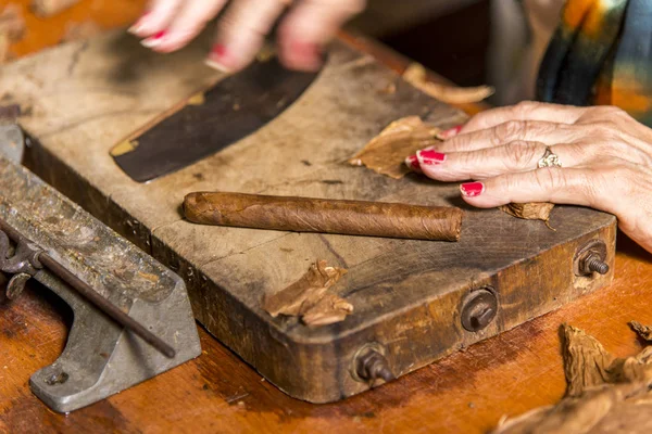 Woman making cigar - Trinidad - Cuba