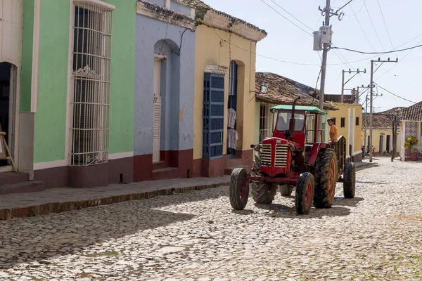 拖拉机在历史名城特立尼达，古巴 — 图库照片