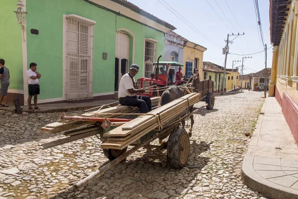 Tractor en la ciudad histórica de Trinidad, Cuba — Foto de Stock