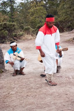 Tarahumara Hint şarkıcılar Bakır Kanyon üzerinde
