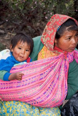Tarahumara Hint aile - Bakır Kanyon'da anne ve çocuk