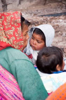 Tarahumara Hint aile - Bakır Kanyon'da anne ve çocuk