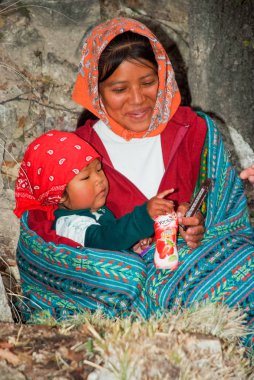Tarahumara Hint aile - Bakır Kanyon'da anne ve çocuk