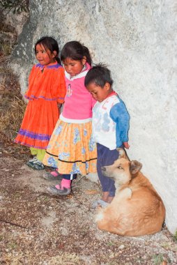 Bakır Kanyon'da Tarahumara Hintli çocuklar