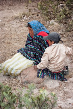 Tarahumara Hint aile - Bakır Kanyon'da anne ve çocuk