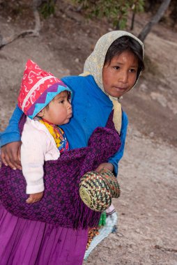 Bakır Kanyon'da Tarahumara Hintli çocuklar