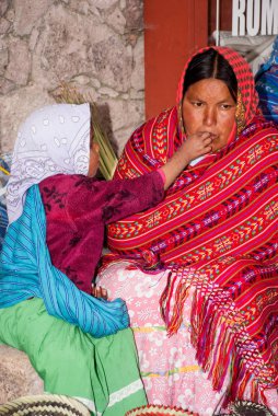 Tarahumara Hint aile - Bakır Kanyon'da anne ve çocuk