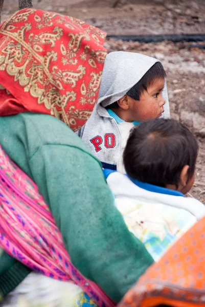 Familia india Tarahumara - madre e hijo en el Cañón del Cobre —  Fotos de Stock