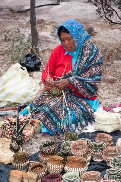 Tarahumara žena, která dělá košíky z borového jehličí — Stock fotografie