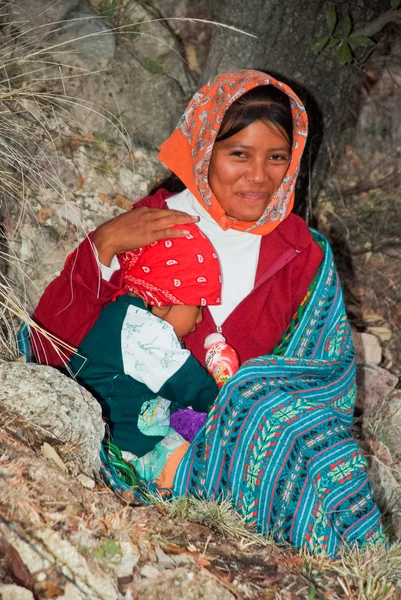 Tarahumara indyjski Rodzina-Matka i dziecko w Copper Canyon — Zdjęcie stockowe