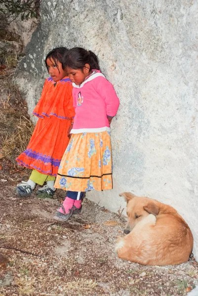 Bakır Kanyon'da Tarahumara Hintli çocuklar