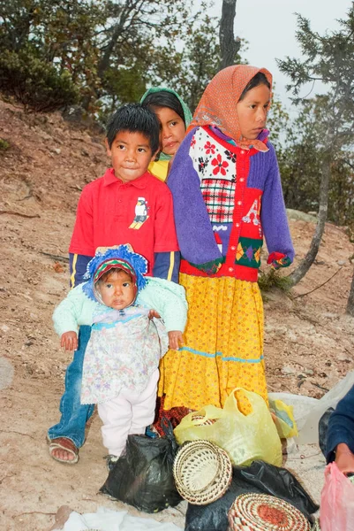 Tarahumara indické děti v měděném kaňonu — Stock fotografie