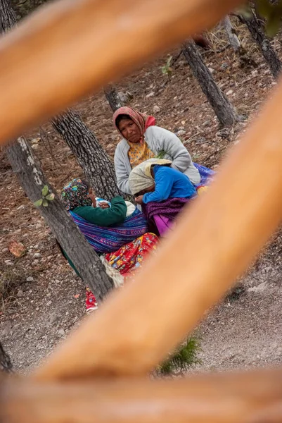 Tarahumara-indianerfamilie - mor og barn i kobberkløfta – stockfoto