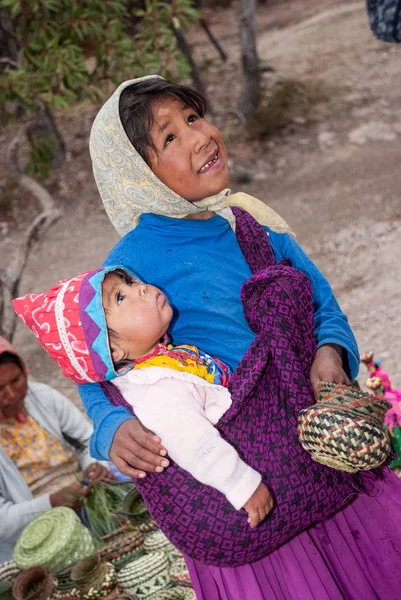 Tarahumara indické děti v měděném kaňonu — Stock fotografie