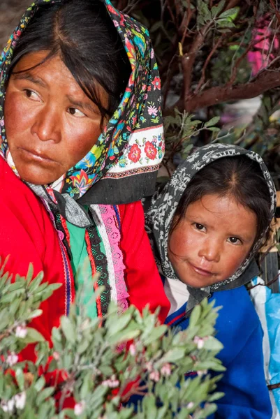 Tarahumara indická rodina-Matka a dítě v měděném kaňonu — Stock fotografie