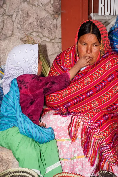 Tarahumara indická rodina-Matka a dítě v měděném kaňonu — Stock fotografie