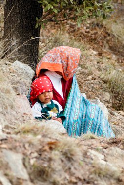 Tarahumara Hint aile - Bakır Kanyon'da anne ve çocuk