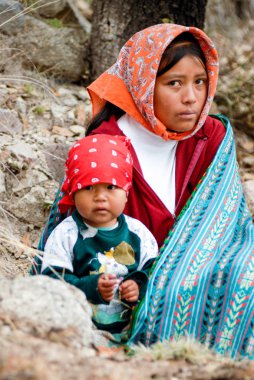 Tarahumara Hint aile - Bakır Kanyon'da anne ve çocuk
