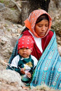 Tarahumara Hint aile - Bakır Kanyon'da anne ve çocuk