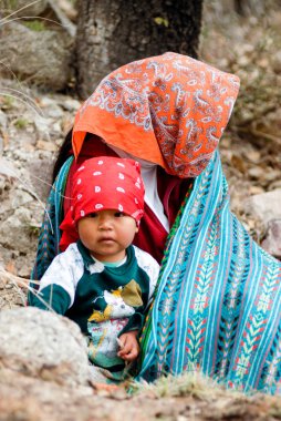 Tarahumara Hint aile - Bakır Kanyon'da anne ve çocuk