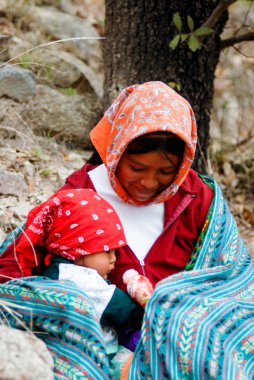 Tarahumara Hint aile - Bakır Kanyon'da anne ve çocuk