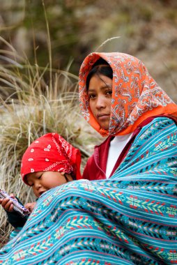 Tarahumara Hint aile - Bakır Kanyon'da anne ve çocuk