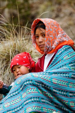 Tarahumara Hint aile - Bakır Kanyon'da anne ve çocuk