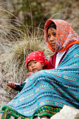 Tarahumara Hint aile - Bakır Kanyon'da anne ve çocuk