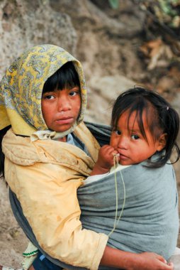 Bakır Kanyon'da Tarahumara Hintli çocuklar