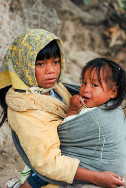 Bakır Kanyon'da Tarahumara Hintli çocuklar