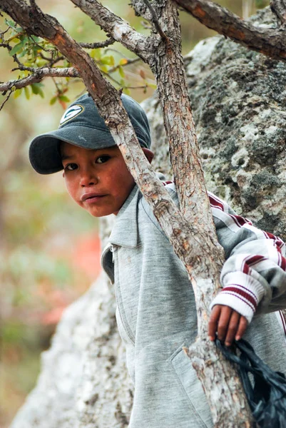 Retrato de un niño indio Tarahumara en el Cañón del Cobre — Foto de Stock