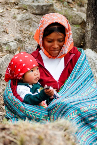 Tarahumara indická rodina-Matka a dítě v měděném kaňonu — Stock fotografie