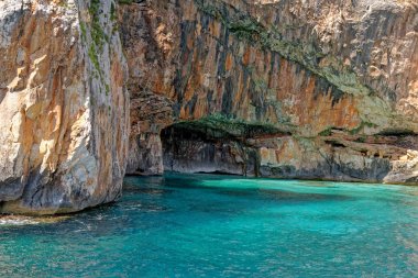 Sardunya kıyılarında bir yelkenli - İtalya