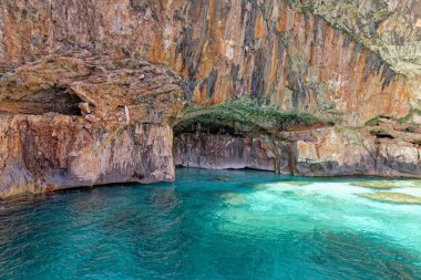 Sardunya kıyılarında bir yelkenli - İtalya