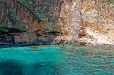 Sardunya kıyılarında bir yelkenli - İtalya